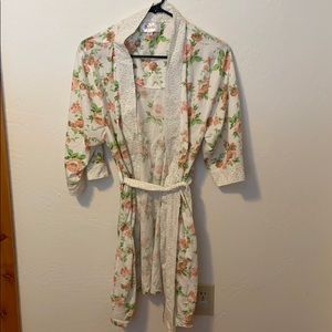 Floral printed lightweight robe. Size medium.
